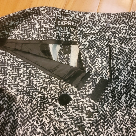 Express Black and White Cuffed Shorts Size 00 - Picture 3 of 4